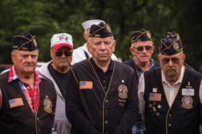 Members of Chapter 43, Pryor, Okla., bow their heads in prayer at a graveside ceremony honoring World War II veteran Glen C. Plumlee Sr. (Photo by Shane Brown)